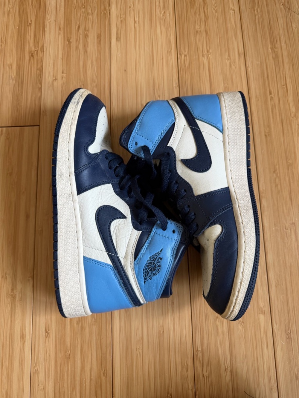 Air Jordan 1 Retro High OG "Obsidian/University
Blue" sneakers